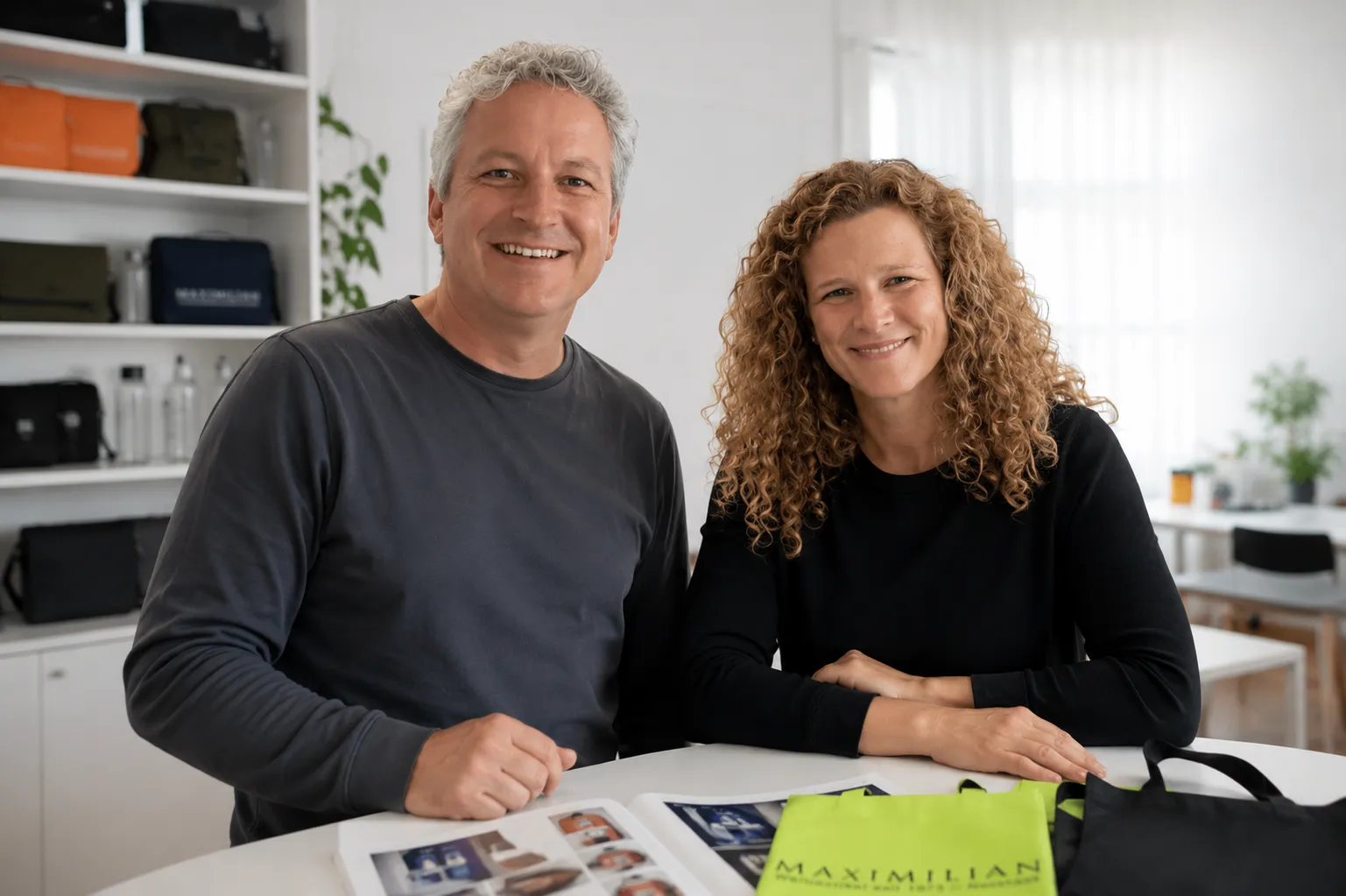 Marion Horny und Thomas Sasse von MAXIMILIAN® Taschen im Beratungsgespräch mit Werbetaschen-Mustern