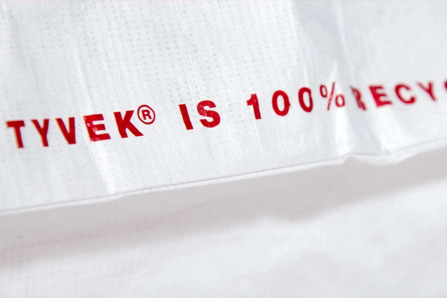 Nahaufnahme der charakteristischen Struktur von Tyvek® für Werbetaschen